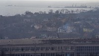Untuk diketahui, Kota Mariupol telah dikepung pasukan Rusia selama lebih dari sebulan terakhir. Situasi itu memaksa warga setempat yang terjebak untuk berjuang sendiri di tengah kondisi perang yang memicu kecaman internasional. REUTERS/Stringer. 