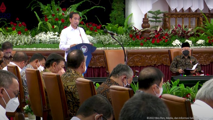 Presiden Jokowi menyampaikan pengantar pada Sidang Kabinet Paripurna di Istana Negara pada Selasa (5/4) kemarin. (YouTube Sekretariat Presiden)