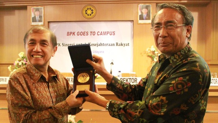 Mantan Rektor Unud Prof I Made Bakta saat menerima cindera mata dari Ketua BPK RI