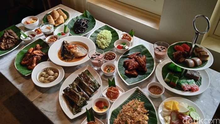 Buka Puasa Nikmat dengan Suguhan Menara Takjil hingga Gulai Kepala Ikan