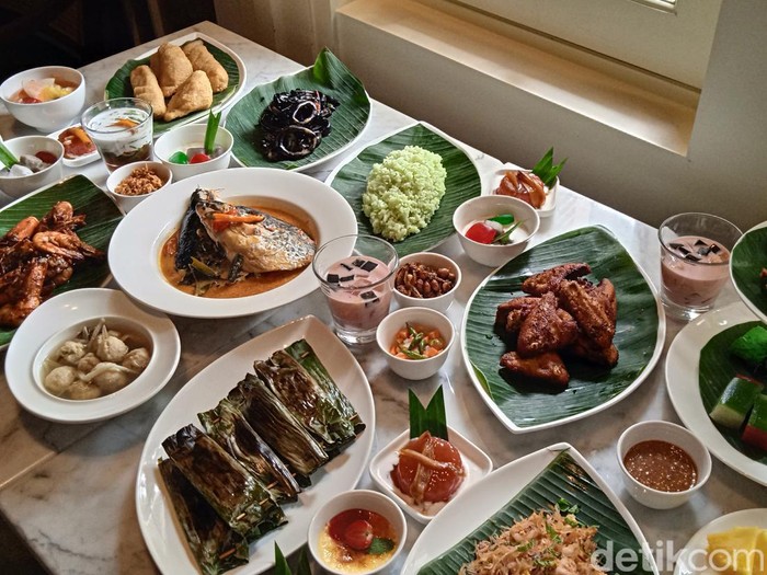 Buka Puasa Nikmat dengan Suguhan Menara Takjil hingga Gulai Kepala Ikan
