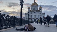 Pembantaian di Buscha memicu gelombang protes di sejumlah negara, salah satunya di Rusia. Seorang demonstran mengikat tangan dan terlungkup di tanah di sebuah kawasan Moskow. Mengutip Reuters, foto-foto protes tersebut dibagikan oleh media situs independen Rusia, Holod.