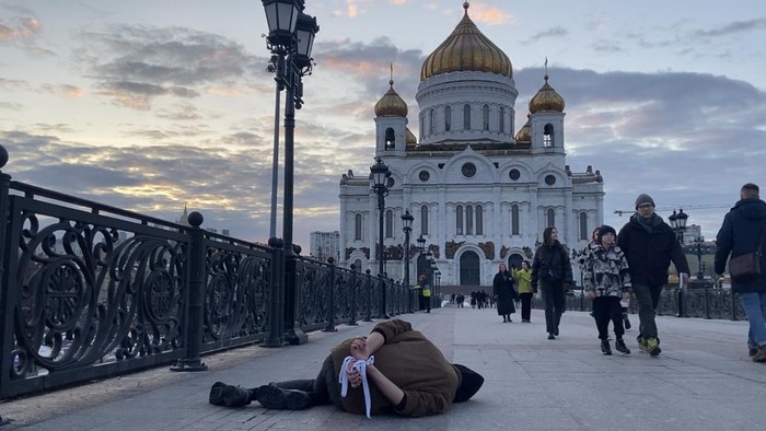 Kabar pembantaian di Bucha Ukraina gegerkan publik dunia. Di Rusia, seorang aktivis gelar aksi sebagai bentuk protes atas agresi militer negaranya ke Ukraina.