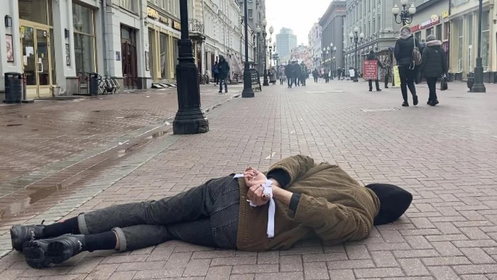 Kabar pembantaian di Bucha Ukraina gegerkan publik dunia. Di Rusia, seorang aktivis gelar aksi sebagai bentuk protes atas agresi militer negaranya ke Ukraina.