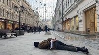 Seorang demonstran mengikat tangan dan terlungkup di tanah saat menggelar aksi protes terkait pembantaian di Bucha, Ukraina, di Moskow, Rusia, Selasa (5/4/2022).