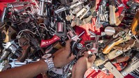 Polda Sumatera Selatan memusnahkan barang bukti senjata api rakitan sebanyak 532 pucuk yang terdiri dari 323 pucuk laras panjang dan laras pendek 167 pucuk yang merupakan hasil operasi Senpi Musi 2021.