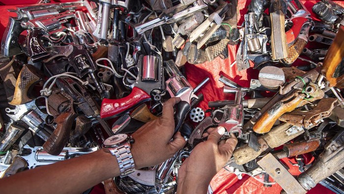 Ratusan barang bukti senjata api rakitan bersiap dimusnahkan di lapangan tembak Polda Sumatera Selatan, Palembang, Rabu (6/4/2022). Polda Sumatera Selatan memusnahkan barang bukti senjata api rakitan sebanyak 532 pucuk yang terdiri dari 323 pucuk laras panjang dan laras pendek 167 pucuk yang merupakan hasil operasi Senpi Musi 2021. ANTARA FOTO/Nova Wahyudi/aww.