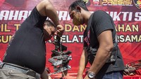 Petugas menyusun barang bukti senjata api rakitan yang akan dimusnahkan di lapangan tembak Polda Sumatera Selatan, Palembang.