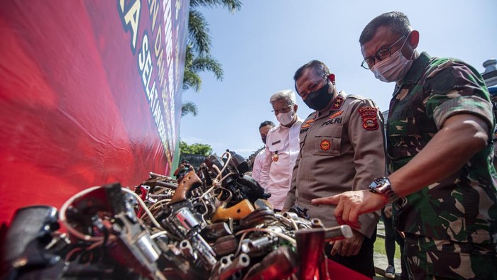 Ratusan Senjata Api Rakitan Dimusnahkan Ratusan barang bukti senjata api rakitan bersiap dimusnahkan di lapangan tembak Polda Sumatera Selatan, Palembang, Rabu (6/4/2022). Polda Sumatera Selatan memusnahkan barang bukti senjata api rakitan sebanyak 532 pucuk yang terdiri dari 323 pucuk laras panjang dan laras pendek 167 pucuk yang merupakan hasil operasi Senpi Musi 2021. ANTARA FOTO/Nova Wahyudi/aww.