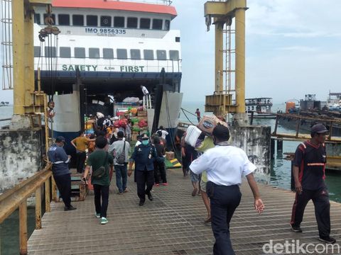 Ratusan warga kepulauan Sumenep memilih mudik lebih awal. Mereka menghindari kepadatan pemudik saat menjelang Lebaran.