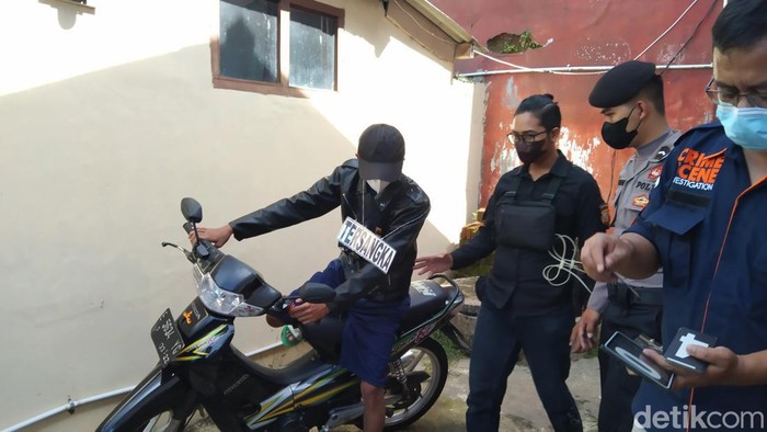 Rekontruksi kasus pembunuhan Neng Eci yang dilakukan oleh seorang mahasiswa.
