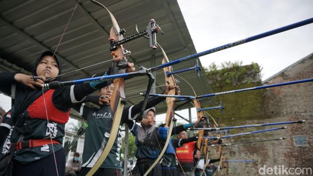 Remaja di Desa Kasilib, Banjarnegara ngabuburit sambil belajar panahan