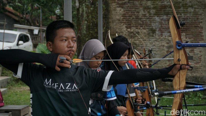 Remaja di Desa Kasilib, Banjarnegara ngabuburit sambil belajar panahan