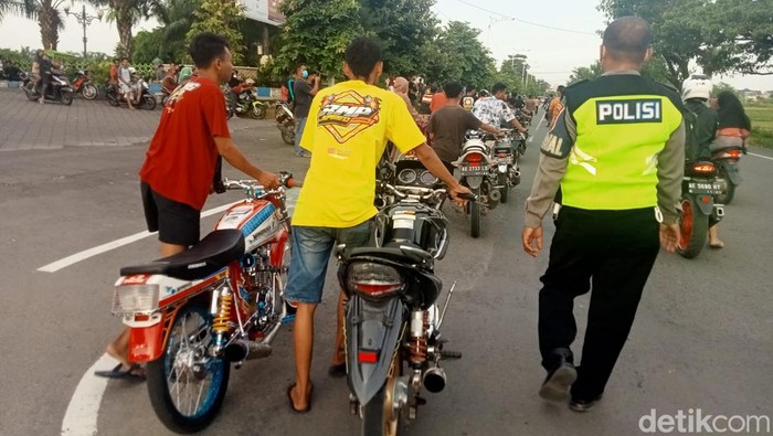 Remaja pemilik sepeda motor berknalpot brong yang balap liar saat ngabuburit di Alun-alun Caruban Madiun diminta mendorong motornya sejauh 1 kilometer ke Polsek Mejayan.