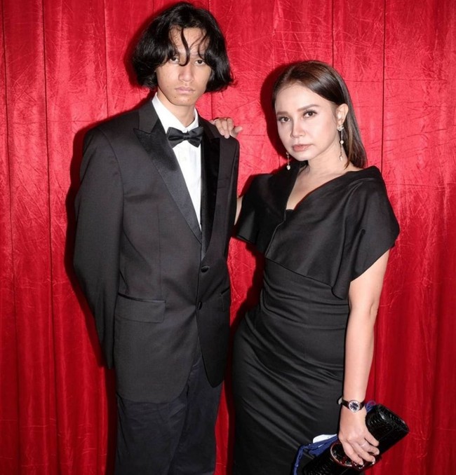 Kini telah berusia 15 tahun, tinggi badan Rizky bahkan sudah jauh melampaui sang bunda. Tak heran jika keduanya jadi lebih terlihat seperti pasangan adik-kakak daripada ibu dan anak. Foto: Instagram/@itsrossa910