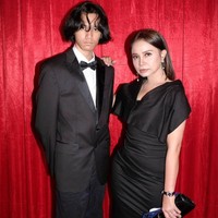 Kini telah berusia 15 tahun, tinggi badan Rizky bahkan sudah jauh melampaui sang bunda. Tak heran jika keduanya jadi lebih terlihat seperti pasangan adik-kakak daripada ibu dan anak. Foto: Instagram/@itsrossa910