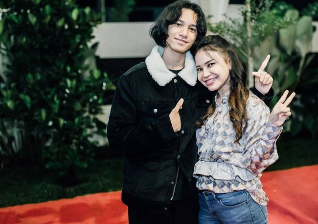 Anak semata wayang Rossa ini kerap tampil dengan rambut panjangnya yang ikal. Berfoto bersama sang bunda, keduanya terlihat kompak. Foto: Instagram/@itsrossa910