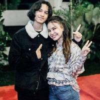 Anak semata wayang Rossa ini kerap tampil dengan rambut panjangnya yang ikal. Berfoto bersama sang bunda, keduanya terlihat kompak. Foto: Instagram/@itsrossa910