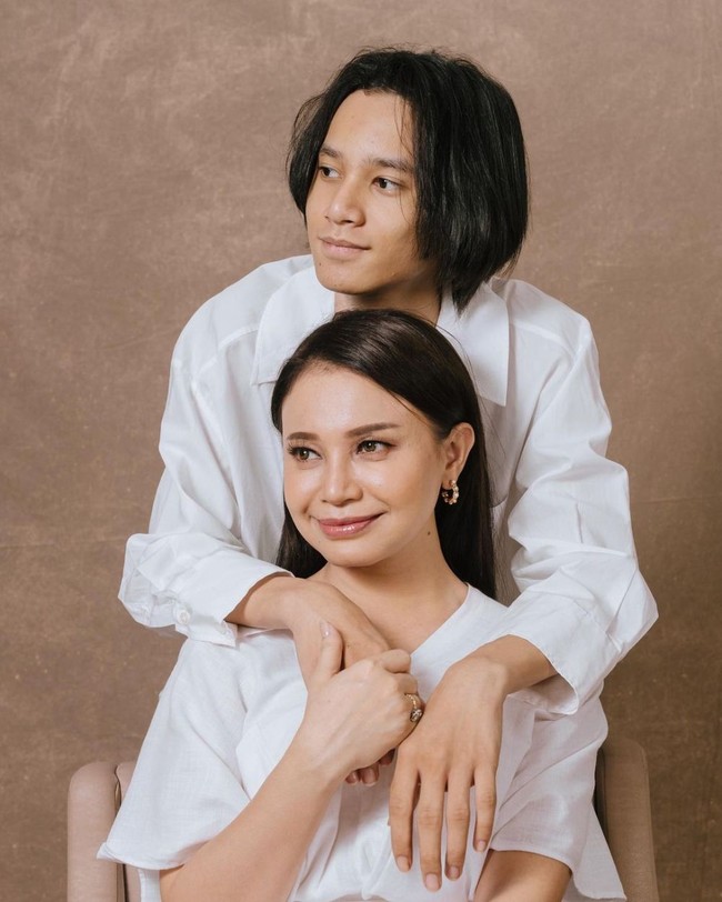 Rossa sendiri dikenal sebagai salah satu artis yang berpenampilan awet muda. Gayanya pun masih tak kalah dengan para wanita yang berusia jauh lebih muda darinya. Foto: Instagram/@itsrossa910