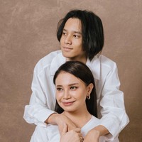 Rossa sendiri dikenal sebagai salah satu artis yang berpenampilan awet muda. Gayanya pun masih tak kalah dengan para wanita yang berusia jauh lebih muda darinya. Foto: Instagram/@itsrossa910