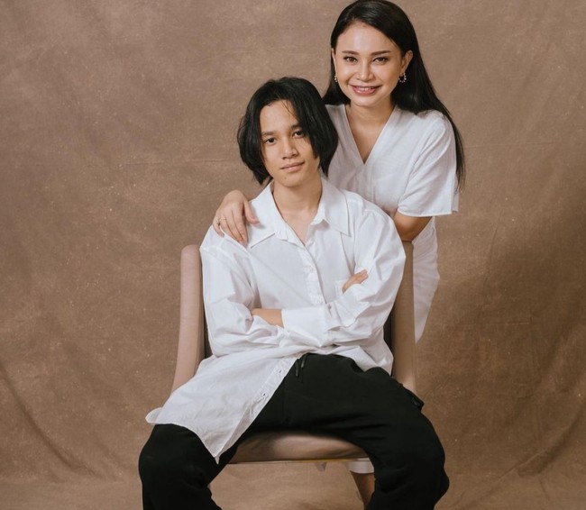 Sama-sama mengenakan busana putih seperti ini, penampilan Rossa dan Rizky terlihat kompak. Masih cocok jadi pasangan kakak-adik bukan? Foto: Instagram/@itsrossa910