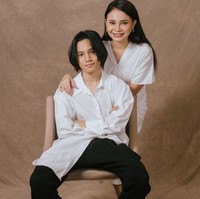 Sama-sama mengenakan busana putih seperti ini, penampilan Rossa dan Rizky terlihat kompak. Masih cocok jadi pasangan kakak-adik bukan? Foto: Instagram/@itsrossa910