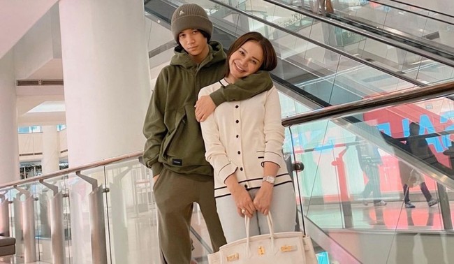 Rossa diketahui pernah menikah dengan Surendro Prasetyo atau yang lebih dikenal dengan Yoyo Padi. Dari pernikahannya itu Rossa dikaruniai seorang putra yang bernama Rizky Langit Ramadhan. Kini putra semata wayang Rossa dan mantan suaminya itu sudah semakin dewasa. Foto: Instagram/@itsrossa910