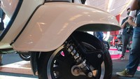 Geser ke kaki-kakinya, dibekali ban tubeless profil 100/70-12 di depan dan 120/70-12 di belakang. Kedua remnya sudah dipasok sistem cakram, dengan diameter 220 mm di depan dan belakang. Foto: Luthfi Anshori/detikOto