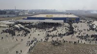 Perang antara Rusia dan Ukraina masih terus berlangsung. Warga terdampak perang di kawasan Mariupol pun berdatangan ke sebuah toko yang rusak untuk menerima bantuan kemanusiaan. REUTERS/Pavel Klimov. 