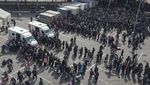 Rusia-Ukraina Masih Perang, Warga Mariupol Antre Pembagian Makanan