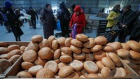 Makanan jadi salah satu bantuan utama yang diberikan kepada warga terdampak perang di kawasan Mariupol. REUTERS/Alexander Ermochenko.