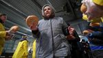 Rusia-Ukraina Masih Perang, Warga Mariupol Antre Pembagian Makanan