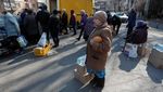 Rusia-Ukraina Masih Perang, Warga Mariupol Antre Pembagian Makanan