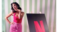 Namun Saba Azad terlihat cuek dan nyaman dengan sang kekasih. (Foto: dok. Instagram @sabazad)