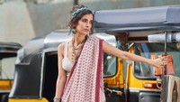 Ada perbedaan usia 17 tahun antara Saba Azad dengan Hrithik Roshan. (Foto: dok. Instagram @sabazad)