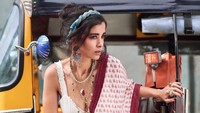 Saba Azad merupakan aktris kelahiran tahun 1990, sementara Hrithik Roshan lahir di tahun 1974. (Foto: dok. Instagram @sabazad)  