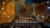 Saat Konstantinopel ditaklukkan Sultan Mehmed II pada 1453 dan memasuki kota Istanbul, Mehmed II pun kemudian pergi ke Gereja Hagia Sophia untuk mengubahnya menjadi masjid yang dikenal dengan Aya Sofia. Sepanjang pemerintahan Kesultanan Turki, masjid ini mengalami beberapa renovasi, terutama di bagian corak dan gaya bangunan agar sesuai dengan masjid pada umumnya. Salah satunya adalah mengganti tanda salib di puncak kubah dengan hiasan bulan sabit. (Photo by Chris McGrath/Getty Images).