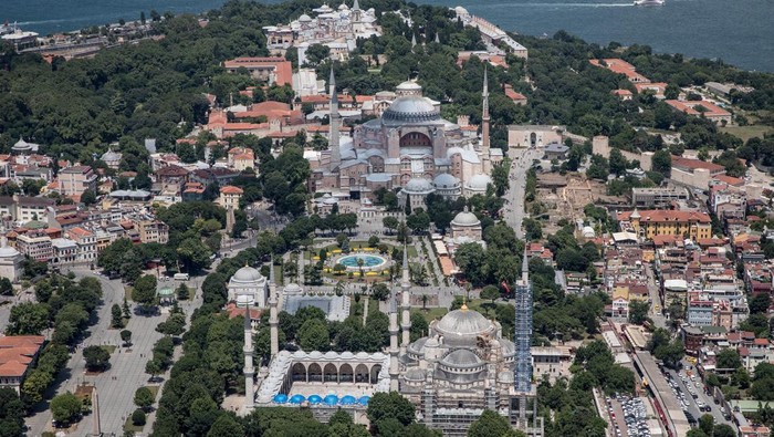 Sama-sama Ada di Istanbul, Dua Masjid Ini Kerap Disebut Kembar Masjid Biru dan Hagia Sophia merupakan dua bangunan bersejarah yang jadi ikon kota Istanbul Memiliki bentuk yang serupa, dua bangunan ini kerap disebut kembar.