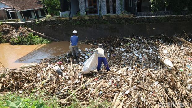 Sampah kembali menggunung di Sungai Piji, Desa Kesambi, Kecamatan Mejobo, Kabupaten Kudus, Rabu (6/4/2022).