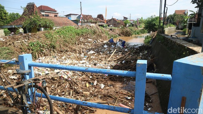 Sampah kembali menggunung di Sungai Piji, Desa Kesambi, Kecamatan Mejobo, Kabupaten Kudus, Rabu (6/4/2022).