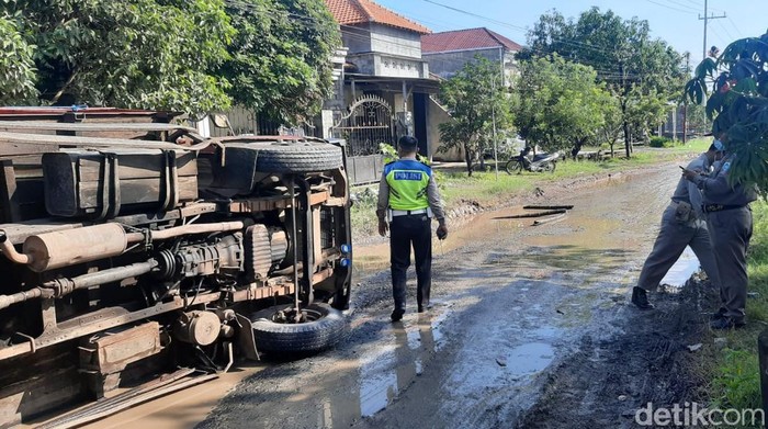 Sebuah kendaraan terguling di Jalan Poros Sukodadi-Plembon yang menjadi jalan alternatif pascajembatan Balun ambles.