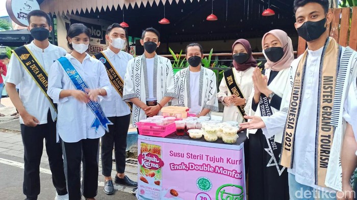 Sekelompok pemuda ini berjualan takjil di Jl Brigjen Katamso, Banyuwangi. Hasilnya 100 persen disumbangkan ke kaum duafa.