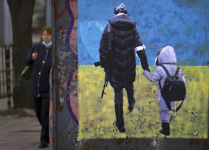 Seniman Bikin Mural Presiden Putin Bopong Mayatnya Sendiri Seorang seniman Bulgaria, Stanislav Beloski mengungkapkan protes terhadap invasi Rusia ke Ukraina. Ia membuat mural di dinding Ibu Kota Sofia dengan menyudutkan Presiden Putin. Seperti apa gambarnya?