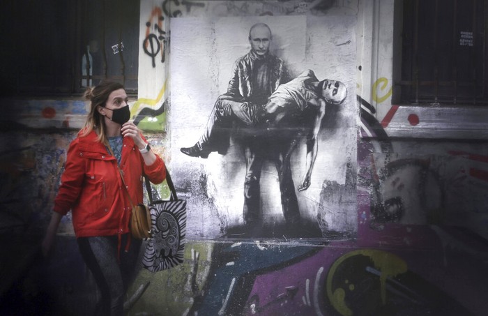 Seniman Bikin Mural Presiden Putin Bopong Mayatnya Sendiri Seorang seniman Bulgaria, Stanislav Beloski mengungkapkan protes terhadap invasi Rusia ke Ukraina. Ia membuat mural di dinding Ibu Kota Sofia dengan menyudutkan Presiden Putin. Seperti apa gambarnya?