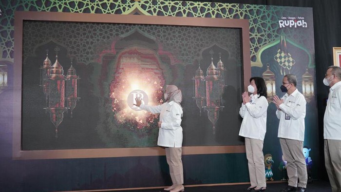 Serambi Rupiah Ramadan dari BRI untuk Layanan Penukaran Uang PT Bank Rakyat Indonesia (Persero) Tbk mendukung kegiatan Serambi Rupiah Ramadan Tahun 2022 yang merupakan program Bank Indonesia untuk menyediakan kebutuhan uang Rupiah selama bulan Ramadan.
Hal tersebut ditandai dengan seremoni pelepasan E-Buzz BRI pada acara Kick Off Serambi Rupiah Ramadan, Senin, 4 April 2022.
