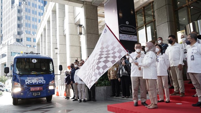 Serambi Rupiah Ramadan dari BRI untuk Layanan Penukaran Uang PT Bank Rakyat Indonesia (Persero) Tbk mendukung kegiatan Serambi Rupiah Ramadan Tahun 2022 yang merupakan program Bank Indonesia untuk menyediakan kebutuhan uang Rupiah selama bulan Ramadan.
Hal tersebut ditandai dengan seremoni pelepasan E-Buzz BRI pada acara Kick Off Serambi Rupiah Ramadan, Senin, 4 April 2022.