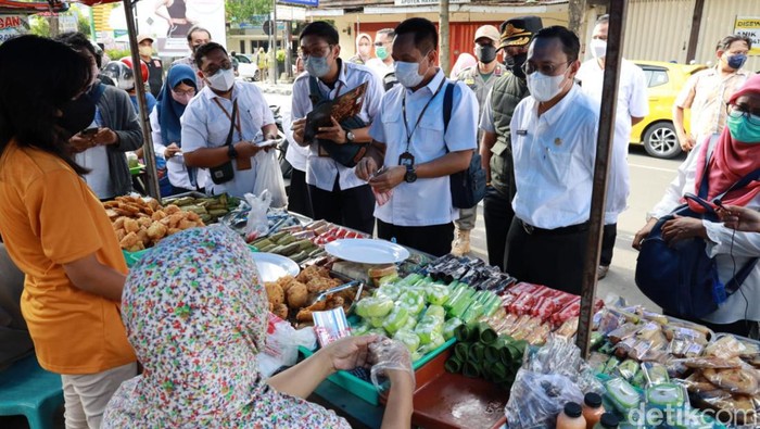 Sidak Takjil di Kediri melakukan pengujian langsung terhadap sampel makanan yang diambil. Ada kandungan boraks yang ditemukan pada salah satu jenis makanan.