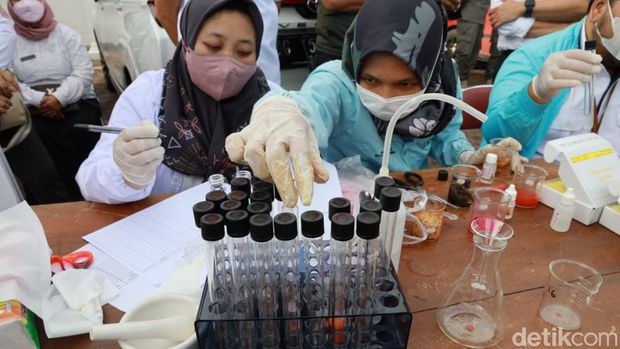 Sidak Takjil di Kediri melakukan pengujian langsung terhadap sampel makanan yang diambil. Ada kandungan boraks yang ditemukan pada salah satu jenis makanan.