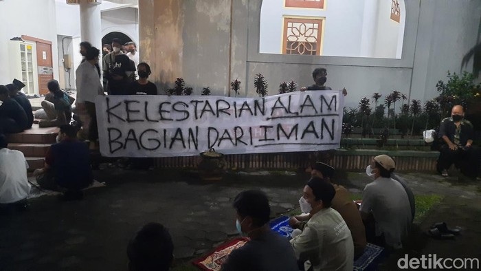 Spanduk solidaritas untuk warga Desa Wadas dibentangkan jamaah salat tarawih di Masjid Kampus UGM saat Gubernur Jawa Tengah Ganjar Pranowo berceramah, Rabu (6/4) malam.