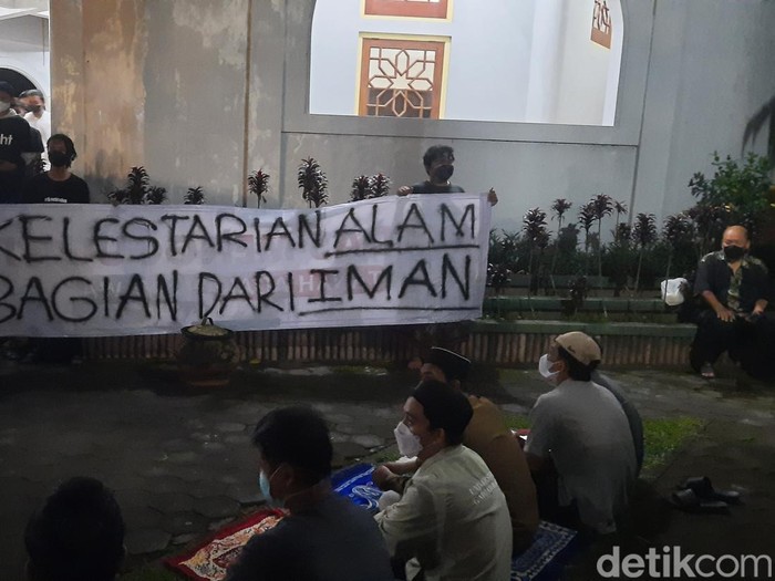 Spanduk solidaritas untuk warga Desa Wadas dibentangkan jamaah salat tarawih di Masjid Kampus UGM saat Gubernur Jawa Tengah Ganjar Pranowo berceramah, Rabu (6/4) malam.